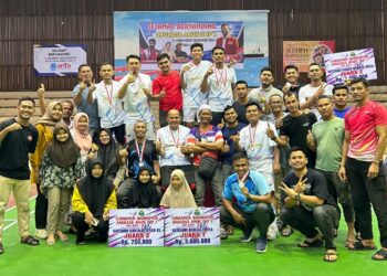 Karang Taruna Badminton Club (KBC) Foto Bersama Setelah Meraih Juara 1 Angkasa Arun Cup I 2023. FOTO/HAI/Ziaul Fahmi. Ⓒ Hak cipta foto di atas dikembalikan sesungguhnya kepada pemilik foto