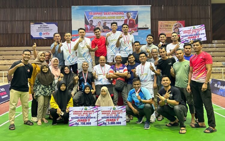 Karang Taruna Badminton Club (KBC) Foto Bersama Setelah Meraih Juara 1 Angkasa Arun Cup I 2023. FOTO/HAI/Ziaul Fahmi. Ⓒ Hak cipta foto di atas dikembalikan sesungguhnya kepada pemilik foto