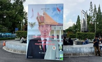 Jokowi Dinobatkan Sebagai Alumnus UGM Paling Memalukan oleh BEM KM UGM, Banner Besar Terpampang di Kampus