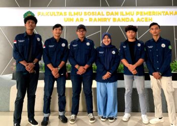 Nabila Amira Septiana, Aulia Fathan, Alqadri Naufal Akbar, Awy Syah Putra, M Kemal Alhafiz dan Radjafaf adalah Mahasiswa/i Uin Ar - Raniry Fakultas Ilmu Sosial dan Ilmu Pemerintahan. Program Studi Ilmu Politik. FOTO/Dok. Pribadi. Ⓒ Hak cipta foto di atas dikembalikan sesungguhnya kepada pemilik foto