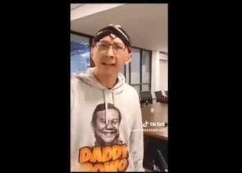 Kenakan Sweater Daddy Bowo, Abu Janda: Siapa yang Mengutuk Israel Terkutuklah Dia