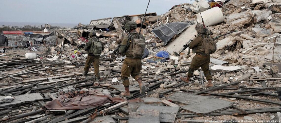 Terlihat Militer Israel sedang menyisir wilayah pendudukannya dan telah berjanji untuk melenyapkan Hamas. FOTO/Toshiyuki Fukushima/Yomiuri Shimbun/AP Photo/picture alliance. Ⓒ Hak cipta foto di atas dikembalikan sesungguhnya kepada pemilik foto