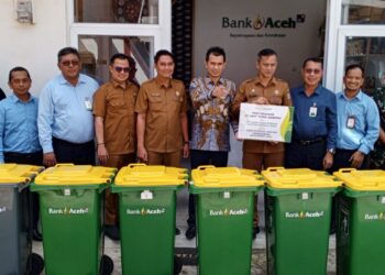 Pemimpin Bank Aceh Kantor Cabang Utama, Hendra Supardi meyerahkan 17 Unit Tong Sampah Mobile Kepada Pemerintah Kota Banda Aceh Yang Diterima Oleh Kepala Dinas Koperasi UKM dan Perdagangan Kota Banda Aceh, Nurdin S Sos MSI, Selasa (19/12/2023) di Pasar AlMahirah, Kota Banda Aceh. FOTO/Dok. Bank Aceh Syariah (BAS). Ⓒ Hak cipta foto di atas dikembalikan sesungguhnya kepada pemilik foto