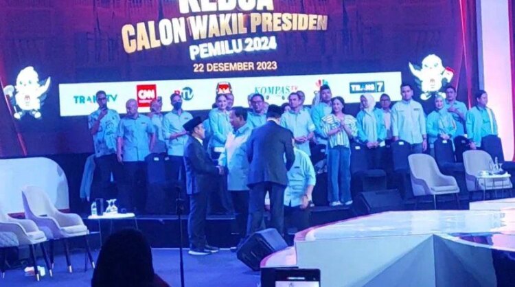Saat Masuk Venue Prabowo Lupa Sapa Paslon Lain, Gibran Mengingatkan