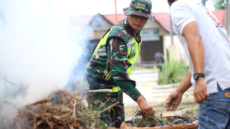 Salah seorang personel aparat TNI dari Kodim 0104/Aceh Timur sedang membakar sampah yang dikumpulkan di satu tempat. FOTO/Kodim 0104/Aceh Timur untuk Harian Aceh Indonesia. Ⓒ Hak cipta foto di atas dikembalikan sesungguhnya kepada pemilik foto