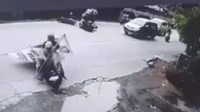 VIRAL Baliho Caleg PSI Timpa Pengendara di Jakarta Barat hingga Sebabkan Kecelakaan Beruntun