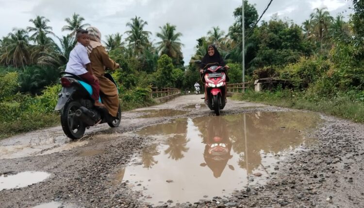 Jalan penghubung antar desa di Seuneubok Teungoh Kecamatan Arongan Lambalek. FOTO/HAI/w2n. Ⓒ Hak cipta foto di atas dikembalikan sesungguhnya kepada pemilik foto