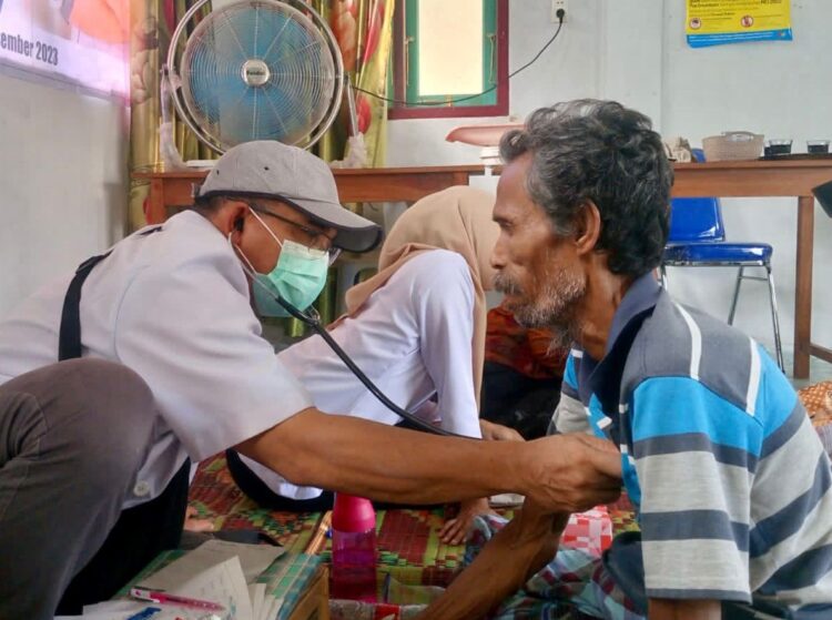 Klinik Kesehatan Keliling PT Mifa Obati Lansia dan Anak-anak
