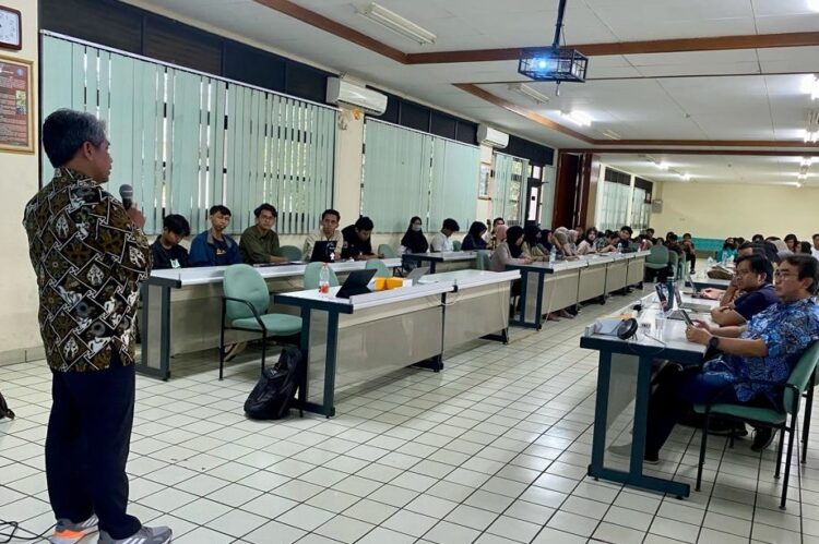 Kepala Badan Perencanaan Pembangunan Daerah (Bappeda) Aceh Barat, Wistha Nowar berkesempatan memberikan kuliah umum di depan mahasiswa Institut Pertanian Bogor (IPB), Ahad (10/12/2023). FOTO/HAI/Biro Aceh Barat. Ⓒ Hak cipta foto di atas dikembalikan sesungguhnya kepada pemilik foto