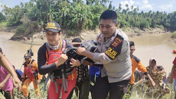Tim gabungan melakukan evakuasi jenazah korban tenggelam Muhammad Ali Ramadhan (9). FOTO/Dok. Polres Aceh Utara untuk Harian Aceh Indonesia. Ⓒ Hak cipta foto di atas dikembalikan sesungguhnya kepada pemilik foto