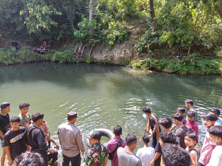 Seorang remaja ditemukan meninggal dunia di obyek wisata pemandian Sungai Rayap, Desa Panton Rayeuk I, Kecamatan Kuta Makmur, Aceh Utara, Minggu (21/1/2024). FOTO/HAI/Azhari. Ⓒ Hak cipta foto di atas dikembalikan sesungguhnya kepada pemilik foto