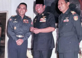 Foto bersama Soekarno dan Soeharto. FOTO/Net. Ⓒ Hak cipta foto di atas dikembalikan sesungguhnya kepada pemilik foto