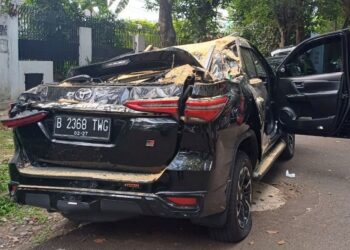 Mobil Fortuner yang Tertimpa Pohon di Depan Rumah Prabowo Ternyata Milik Dokter yang Berdinas di Mabes Polri