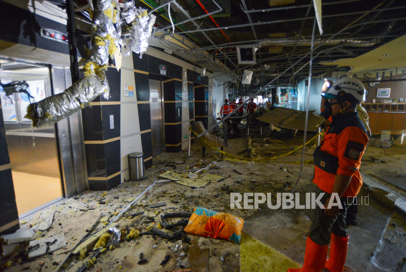 Petugas SAR memantau lantai I yang rusak akibat ledakan di Semen Padang Hospital (SPH) Padang, Sumatera Barat, Selasa (30/1/2024). 