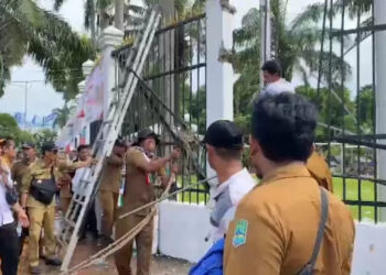 Tuntut Pengesahan Revisi UU Desa, Massa Apdesi Lempar Batu Hingga Rusak Pagar Gedung DPR