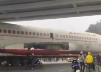 VIRAL Badan Pesawat Air India Jenis Airbus A320 Tersangkut Jembatan