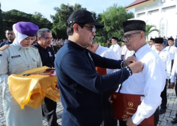 Peringati HAB Ke-78, UIN Ar-Raniry Serahkan Satyalancana Karya Satya Kepada 30 PNS