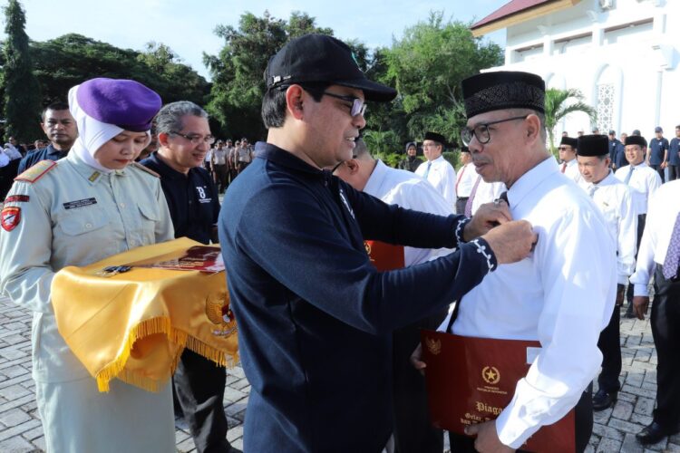 Peringati HAB Ke-78, UIN Ar-Raniry Serahkan Satyalancana Karya Satya Kepada 30 PNS