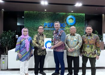Sertifikat pemeringkatan tersebut diserahkan oleh Direktur Peratingan Pefindo Hendro Utomo kepada Direktur Utama Bank Aceh Muhammad Syah di Gedung PT. Pefindo Jakarta, 23 Januari 2024. FOTO/Dok. Bank Aceh. Ⓒ Hak cipta foto di atas dikembalikan sesungguhnya kepada pemilik foto