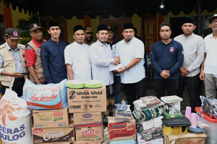 Pj Bupati Aceh Besar Serahkan Bantuan ke Dayah Babul Maghfirah