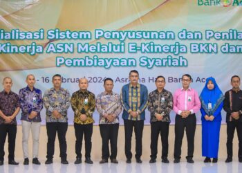 Asisten III Asisten Administrasi Umum Setda Kota Banda Aceh, Faisal, Pemimpin Bank Aceh Kantor Cabang Utama, Ali Muhayatsyah, Kepala BKPSDM Kota Banda Aceh, Rizal Abdillah, Sekretaris Dinas Pendidikan Kota Banda Aceh, T Erwin Irham, Pemimpin Divisi Pembiayaan Konsumer Bank Aceh, Erwin Konadi, Pemimpin Divisi Dana dan Jasa, Fakhrurridha, dan unsur pimpinan di Lingkungan Kerja Kantor Cabang Utama Bank Aceh melakukan sesi foto bersama dalam kegiatan Sosialisasi Sistem Penyusunan Dan Penilaian Kinerja ASN Melalui E-Kinerja BKN dan Sosialisasi Pembiayaan Syariah, di Gedung Asrama Haji, Banda Aceh, Kamis (15/02/2024). FOTO/Dok. Bank Aceh Syariah. Ⓒ Hak cipta foto di atas dikembalikan sesungguhnya kepada pemilik foto