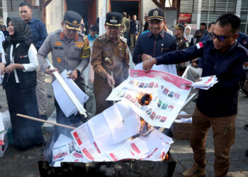 Penjabat (Pj) Wali Kota Banda Aceh, Amiruddin bersama unsur forkopimda dan Komisi Independen Pemilihan (KIP) serta Panwaslih, memusnahkan 1.775 surat suara rusak dan sisa di halaman Gedung ITLC Banda Aceh, Selasa, 13 Februari 2024. FOTO/Dok. Istimewa. Ⓒ Hak cipta foto di atas dikembalikan sesungguhnya kepada pemilik foto