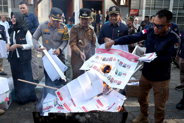 Penjabat (Pj) Wali Kota Banda Aceh, Amiruddin bersama unsur forkopimda dan Komisi Independen Pemilihan (KIP) serta Panwaslih, memusnahkan 1.775 surat suara rusak dan sisa di halaman Gedung ITLC Banda Aceh, Selasa, 13 Februari 2024. FOTO/Dok. Istimewa. Ⓒ Hak cipta foto di atas dikembalikan sesungguhnya kepada pemilik foto