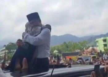 Kampanye di Tapsel, Anies Dipeluk Bocah Perempuan dan Dikasih Uang oleh Pendukung