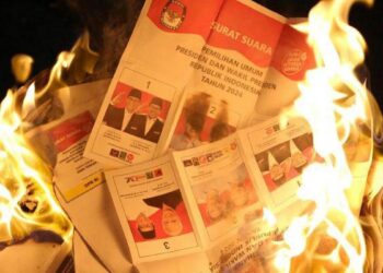 Sejumlah kelebihan surat suara dan surat suara rusak dibakar saat pemusnahan di Gudang Logistik KPU Kota Semarang, Jawa Tengah, Selasa (13/2/2024). FOTO/Antara. Ⓒ Hak cipta foto di atas dikembalikan sesungguhnya kepada pemilik foto