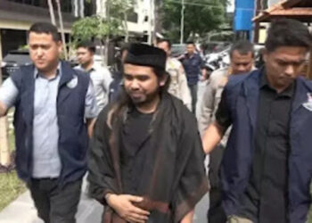 Samsudin dijeput paksa pihak kepolisian buntut dari tayang konten video tukar pasangan suami istri. FOTO/Net. Ⓒ Hak cipta foto di atas dikembalikan sesungguhnya kepada pemilik foto