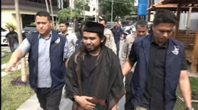 Samsudin dijeput paksa pihak kepolisian buntut dari tayang konten video tukar pasangan suami istri. FOTO/Net. Ⓒ Hak cipta foto di atas dikembalikan sesungguhnya kepada pemilik foto