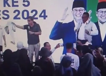 Tolak Kenakan Jaket AMIN, Rocky Gerung Bilang Gini Lalu Lemparkan ke Arah Kerumunan