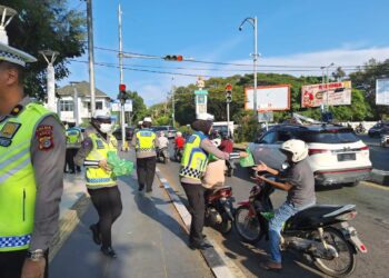 Ditlantas Polda Aceh Kembali Bagikan Takjil Ramadhan ke Pengendara
