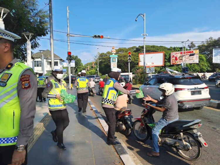Ditlantas Polda Aceh Kembali Bagikan Takjil Ramadhan ke Pengendara