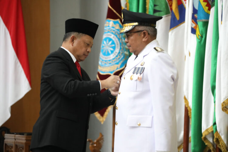 Menteri Dalam Negeri (Mendagri), Muhammad Tito Karnavian secara resmi melantik Sekretaris Daerah (Sekda) Provinsi Aceh Bustami Hamzah sebagai Penjabat (Pj) Gubernur Aceh menggantikan Achmad Marzuki di Gedung Sasana Bhakti Praja (SBP) Kantor Pusat Kementerian Dalam Negeri (Kemendagri), Jakarta, Rabu (13/3/2024). FOTO/Dok. Kemendagri. Ⓒ Hak cipta foto di atas dikembalikan sesungguhnya kepada pemilik foto