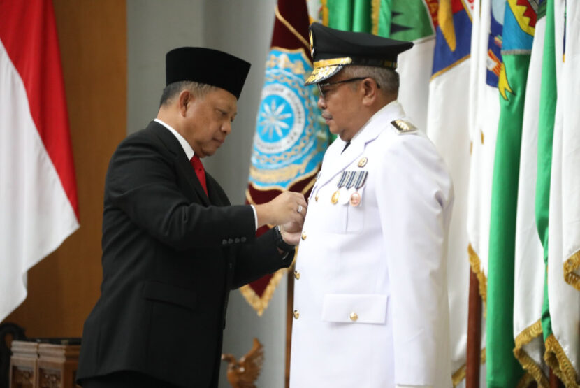 Menteri Dalam Negeri (Mendagri), Muhammad Tito Karnavian secara resmi melantik Sekretaris Daerah (Sekda) Provinsi Aceh Bustami Hamzah sebagai Penjabat (Pj) Gubernur Aceh menggantikan Achmad Marzuki di Gedung Sasana Bhakti Praja (SBP) Kantor Pusat Kementerian Dalam Negeri (Kemendagri), Jakarta, Rabu (13/3/2024). FOTO/Dok. Kemendagri. Ⓒ Hak cipta foto di atas dikembalikan sesungguhnya kepada pemilik foto