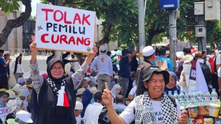 Berbagai elemen masyarakat menggelar demonstrasi di depan Gedung DPR/MPR RI, Jakarta Pusat, Jumat siang (1/3/2024). FOTO/Net. Ⓒ Hak cipta foto di atas dikembalikan sesungguhnya kepada pemilik foto
