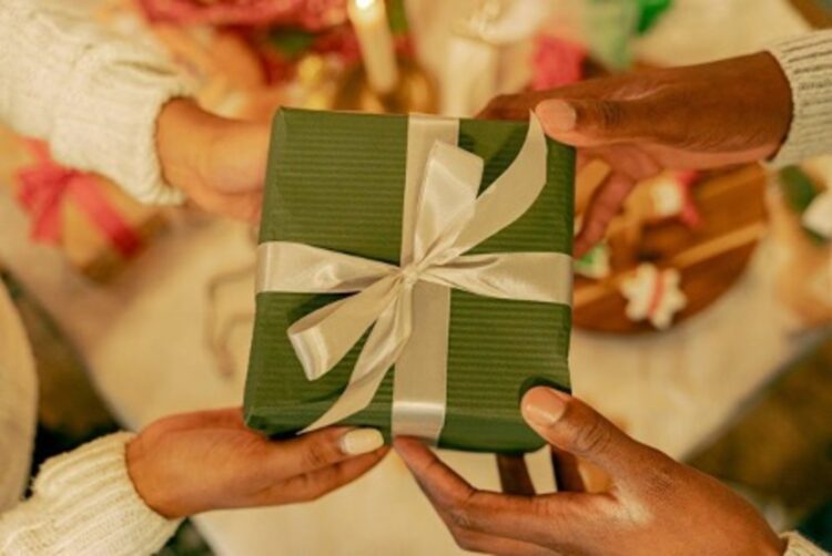 Ilustrasi bingkisan adiah (Hampers) untuk diberikan kepada pasangan adalah sebuah bentuk ekspresi emosional dalam hubungan percintaan. FOTO/Pexels. Ⓒ Hak cipta foto di atas dikembalikan sesungguhnya kepada pemilik foto