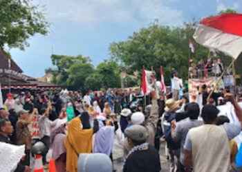 Desak Jokowi Lengser, Ratusan Warga Organisasi Islam Geruduk Balai Kota Solo. FOTO/Net. Ⓒ Hak cipta foto di atas dikembalikan sesungguhnya kepada pemilik foto