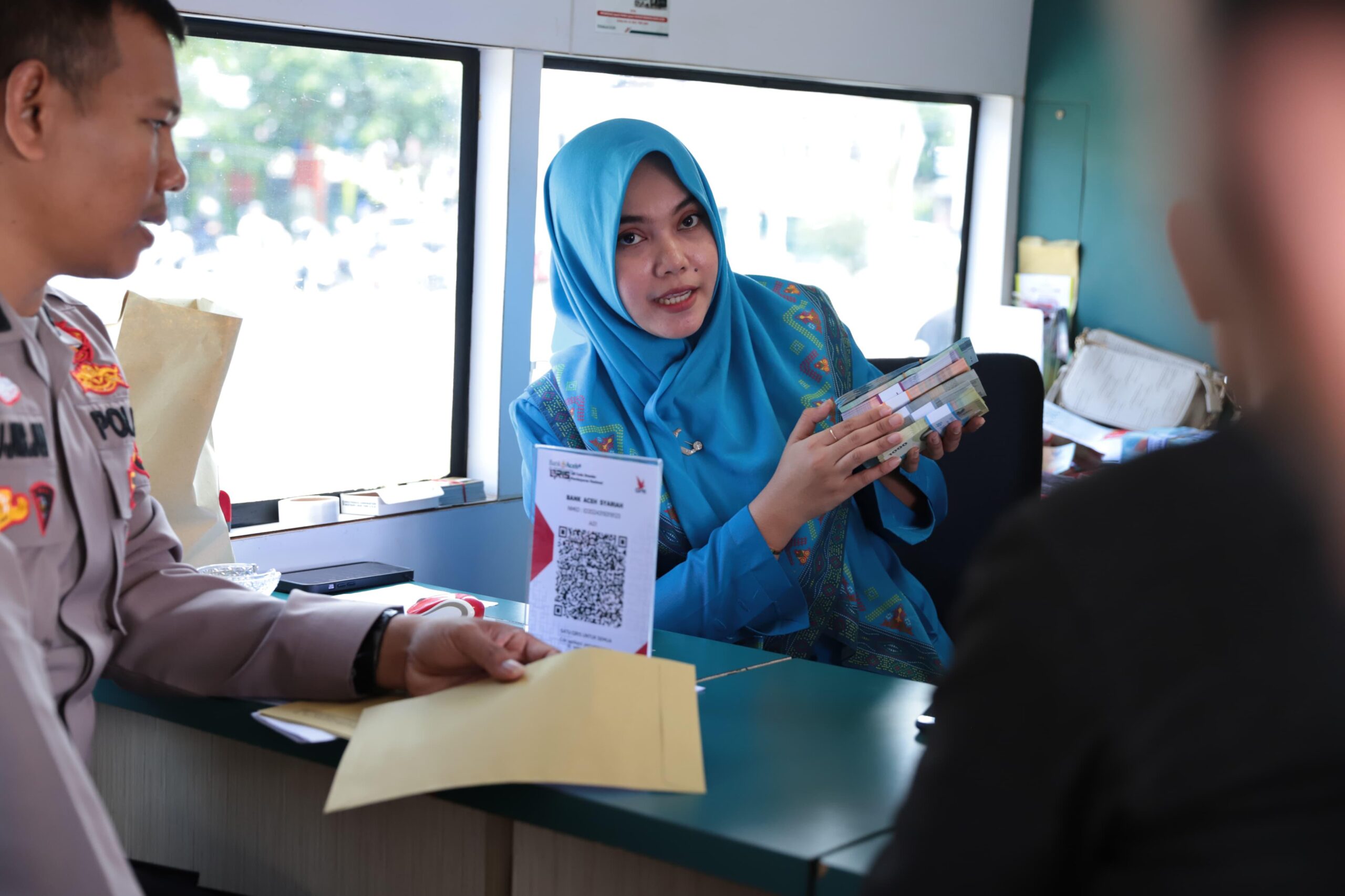 Pegawai Bank Aceh sedang melayani nasabah melakukan Penukaran Uang menjelang Idul Fitri 1445 H, Kamis (28/3/2024). FOTO/Dok. Bank Aceh. Ⓒ Hak cipta foto di atas dikembalikan sesungguhnya kepada pemilik foto