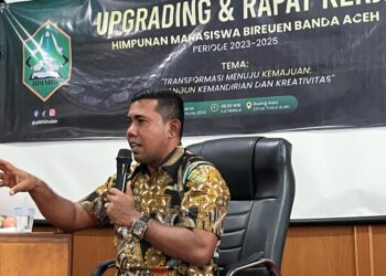 James NKRI alias Zulfan, saat memberikan materi kepada 50 pengurus HIMABIR dengan tema "Transpormasi Menuju Kemajuan, Pembangungan Kemandirian, dan Kreativitas" yang dilaksanakan di Aula Dinas Sosial Aceh pada Rabu, 7 Maret 2024. FOTO/Dok. Himabir. Ⓒ Hak cipta foto di atas dikembalikan sesungguhnya kepada pemilik foto