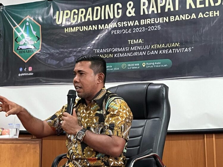 James NKRI alias Zulfan, saat memberikan materi kepada 50 pengurus HIMABIR dengan tema "Transpormasi Menuju Kemajuan, Pembangungan Kemandirian, dan Kreativitas" yang dilaksanakan di Aula Dinas Sosial Aceh pada Rabu, 7 Maret 2024. FOTO/Dok. Himabir. Ⓒ Hak cipta foto di atas dikembalikan sesungguhnya kepada pemilik foto