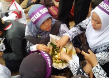 PKS: Kalau Dana BOS Dipakai Makan Siang Gratis, Terus Guru Honorer Mau Digaji Pakai Apa?