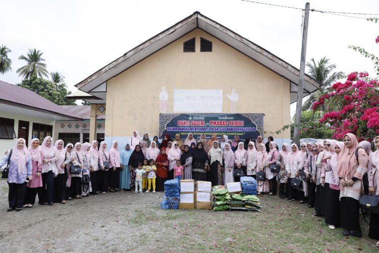 Menyambut datangnya Bulan Ramadhan 1445 Hijriah, Persatuan Istri Karyawan Bank Aceh Syariah (PIKABAS) salurkan paket sembako kepada masyarakat di sejumlah gampong, Selasa (5/3/2024). FOTO/Dok. BAS. Ⓒ Hak cipta foto di atas dikembalikan sesungguhnya kepada pemilik foto