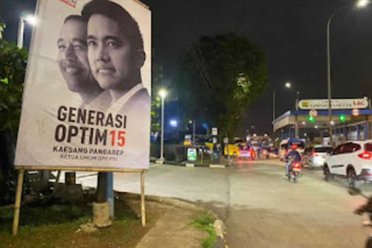 Spanduk Ketua Umum Partai Solidaritas Indonesia (PSI), Kaesang Pangareb dibayangi siluet ayahnya Presiden Joko Widodo (Jokowi) sebagai backing untuk menjadi Partai Solidaritas Indonesia (PSI). FOTO/Net. Ⓒ Hak cipta foto di atas dikembalikan sesungguhnya kepada pemilik foto