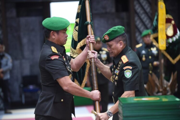 Kepala Staf Angkatan Darat (Kasad) Jenderal TNI Maruli Simanjuntak memimpin upacara serah terima jabatan (Sertijab) Pangdam Iskandar Muda (IM) dari Mayor Jenderal (Mayjen) Novi Helmy Prasetya, kepada Mayjen TNI Niko Fahrizal, M.Tr.(Han) di Markas Besar TNI Angkatan Darat (Mabesad), Jumat (8/3/2024). FOTO/Net. Ⓒ Hak cipta foto di atas dikembalikan sesungguhnya kepada pemilik foto