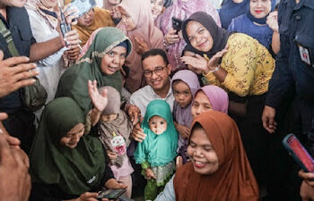 Kunjungi Korban Banjir Padang, Anies Baswedan Diminta Jadi Gubernur Sumbar