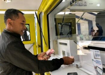 Persiapan Lebaran, Ratusan Warga Banda Aceh Antre Tukar Uang Pecahan Baru