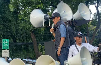 Refly Harun Hadir dalam Aksi Tolak Hasil Pemilu Depan Gedung KPU: Kita Ingin Jokowi Dimakzulkan!