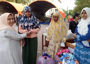 Aktivis Kemanusiaan Beri Bantuan Untuk Pengungsi Rohingya